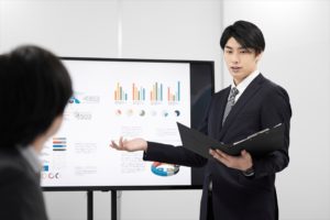 コンサルタントがプレゼンを行っています