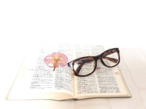 外国語の辞書の上に眼鏡