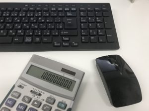 財務分析のためのPCと電卓