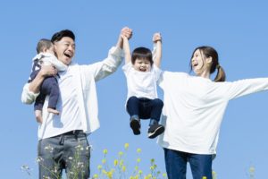 若い夫婦と神殿3人の姿