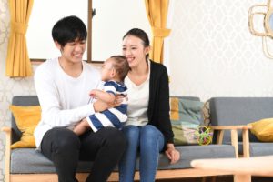 赤ちゃんを抱く夫と見守る妻です